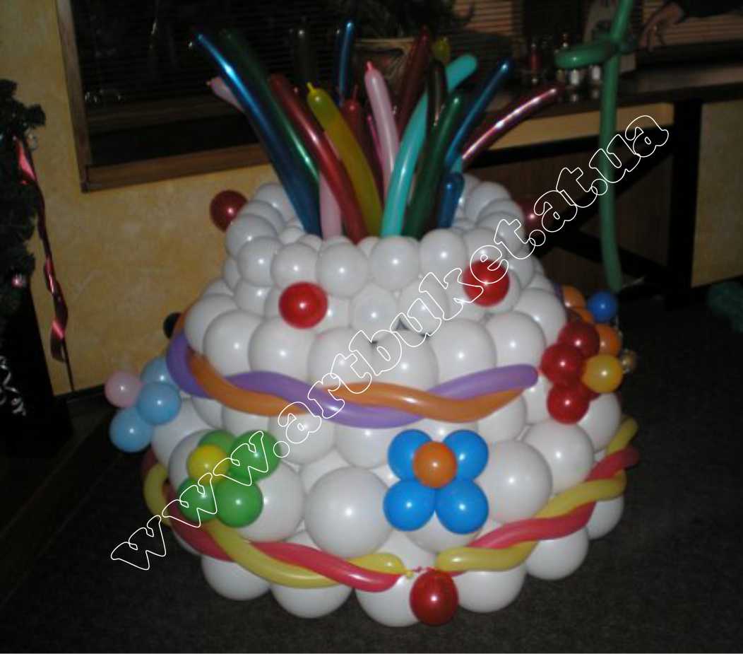 Фигура торта из воздушных шаров